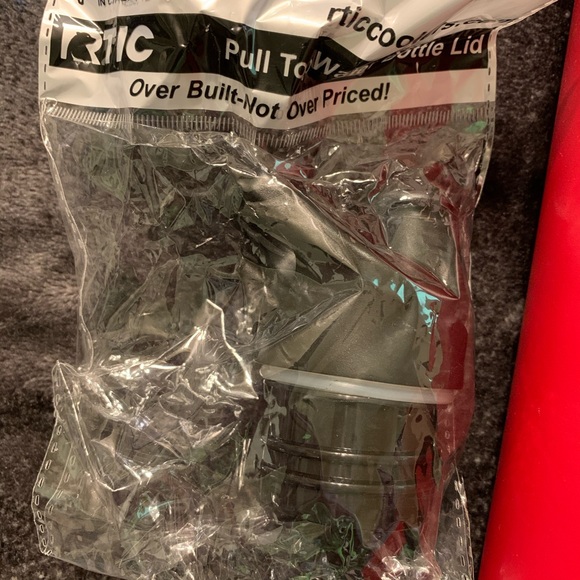 (2) 26 oz. RTIC Water Bottles & (2) Pull Tops - Picture 3 of 8